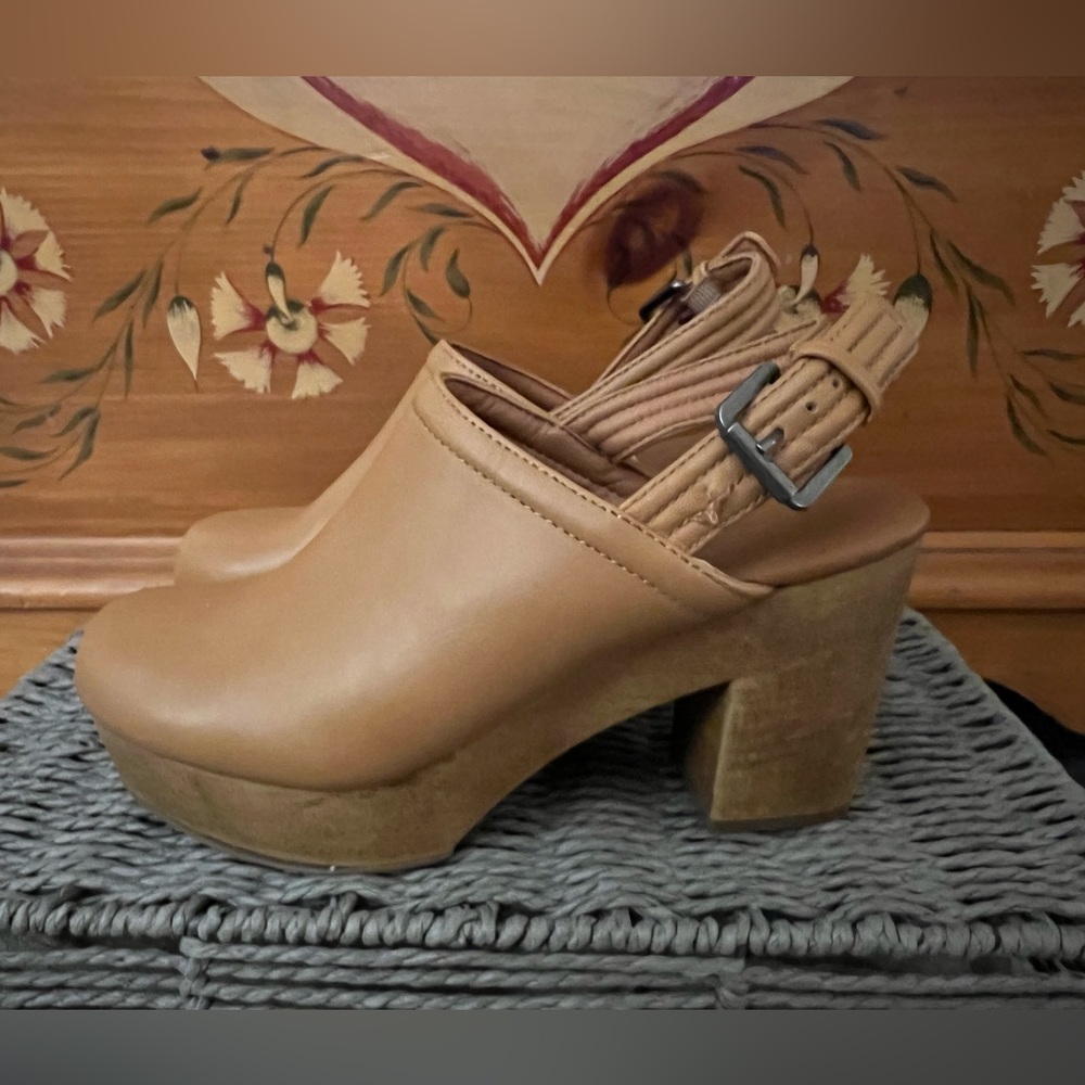 Women’s tan heels. Size 7. Worn once.